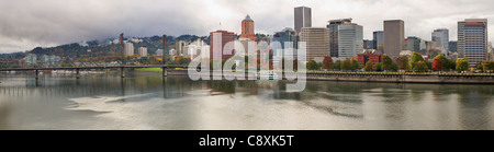 Città di Portland Oregon Skyline lungo il fiume Willamette in autunno Foto Stock