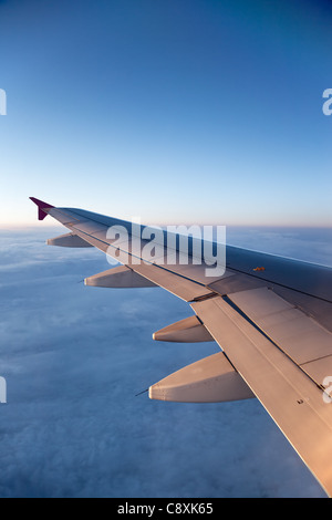 La vista dall'aereo presso le nuvole nel cielo. Foto Stock