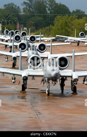 ALEXANDRIA, la. -- A-10 Thunderbolt II siediti sulla rampa qui per Hawgsmoke 2004 , una gara biennale di bombardamenti A-10 e di articismo. Il tempo severo ha annullato il concorso aprile 30. Foto Stock