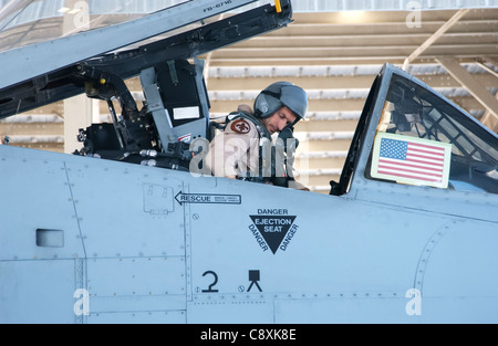 BASE DELLA RISERVA CONGIUNTA DELLA STAZIONE AEREA NAVALE DI NEW ORLEANS (AFPN) -- il Lt. Il Colon. Bruce Miller prepara il suo A-10 Thunderbolt II per un lungo volo all'estero. Otto A-10s e quasi 100 reserviss dalla 926a Fighter Wing hanno lasciato qui il fine settimana del Labor Day per una posizione non divulgata. Fanno parte di una forza di spedizione aerea e spaziale che inizia un tour di 120 giorni per aiutare a combattere la guerra al terrorismo. Colonel Miller è il 706th Fighter Squadron Commander. Foto Stock