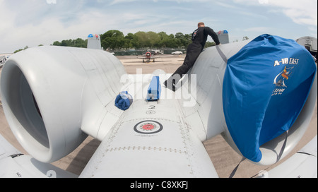 Il Senior Airman Kyle Myers conduce operazioni di volo su UN A-10C Thunderbolt II il 29 maggio 2011, dopo un'esibazione aerea a Jones Beach, N.Y. Airman Myers è un capo equipaggio per IL A-10 East Demonstration Team. Foto Stock