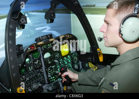 BASE AEREA DEL PAPA, N.C. Joden Werlin si installa nel simulatore A-10 prima di partecipare alla Virtual Red Flag, un esercizio di formazione operativo multi-base e congiunto. Il tenente Werlin è assegnato al 75° Squadrone dei combattenti. Foto Stock