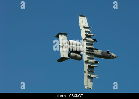 Un A-10 Thunderbolt II della base dell'aeronautica di Barksdale, la., si avvicina ad un obiettivo il 16 maggio 2006, chiamato da un controllore dell'aria del terminale comune durante l'addestramento dell'aria di combattimento urbano. L'allenamento si è svolto a Deridder, la., dove il 458° Squadrone di addestramento al combattimento da Fort Polk, la., ha un accordo per consentire voli sulla città per condizioni urbane più realistiche. Le centraline sono dal distacco 1, 458th CTS. Foto Stock