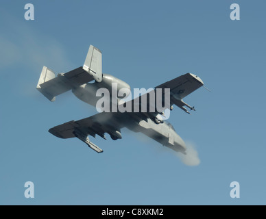 Dustin Ireland spara il GAU-8 da UN A-10 Thunderbolt II aprile 24 sul complesso Pacific Alaska Range durante l'addestramento con fuoco vivo. Captain Ireland è un pilota A-10 della 355a squadra di caccia della base dell'aeronautica Eielson, Alaska. I membri del 355th FS sono incaricati di fornire missioni pronte A-10 e una capacità di ricerca e salvataggio, in Alaska e siti distribuiti in tutto il mondo. Foto Stock