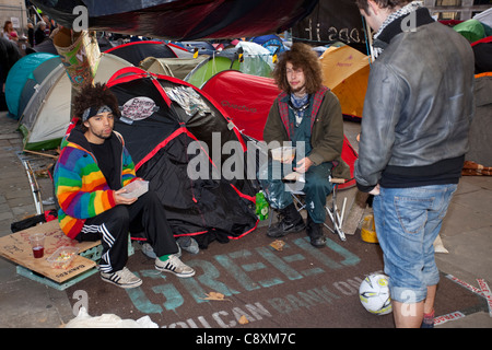 Manifestanti camping fuori dalla cattedrale di St Paul, Londra, Inghilterra, Regno Unito, GB, 2011 Foto Stock