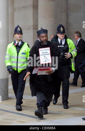 Paternoster square, la Cattedrale di St Paul, Londra, Regno Unito. 03.11.2011. Protester viene chiesto di lasciare Paternoster square dalla polizia, vicino alla Borsa di Londra. Foto Stock