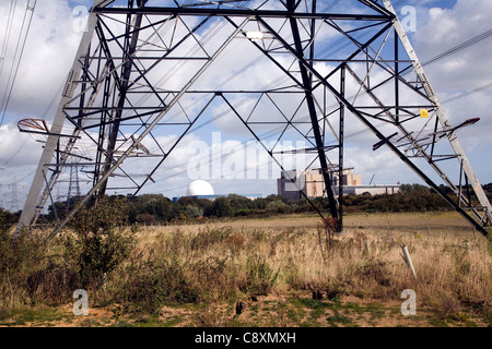 Linee elettriche provenienti dalla centrale nucleare di Sizewell, Suffolk, Inghilterra Foto Stock