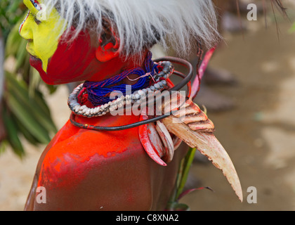 Huli Wigmen (boy) a cantare-cantano indossando Raggiana uccello del paradiso plumes in abito di testa Tari Valley Paoua Nuova Guinea Foto Stock