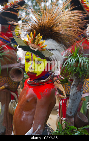 Huli Wigmen (boy) a cantare-cantano indossando Raggiana uccello del paradiso plumes in abito di testa Tari Valley Paoua Nuova Guinea Foto Stock