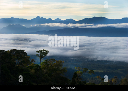 Vista dal Magic Mountain Lodge attraverso il cloud contemplati nella valle verso Mt Hagen nelle Highlands Occidentali Papua Nuova Guinea Foto Stock