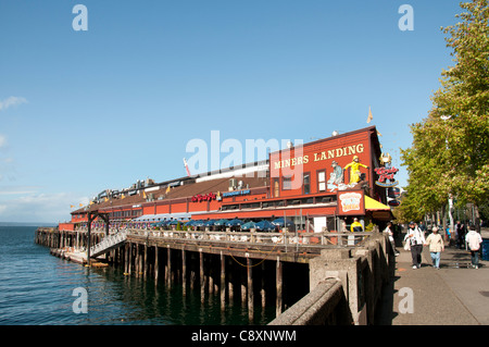 Negozi turistici ristorante Baia di Seattle Waterfront Downtown Washington Stati Uniti Foto Stock