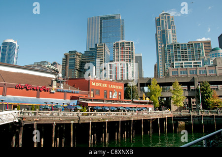 Negozi turistici ristorante Baia di Seattle Waterfront Downtown Washington Stati Uniti Foto Stock