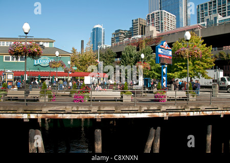 Negozi turistici ristorante Baia di Seattle Waterfront Downtown Washington Stati Uniti Foto Stock