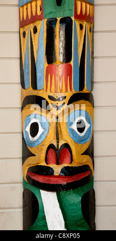 Mercato turistico di Seattle Bay  dettagli di un palo totemico in legno che mostra uno stemma facciale stilizzato. Arte indigena dei nativi americani della costa nord-occidentale del Pacifico Foto Stock