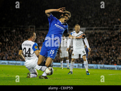 Birmingham City No.19 Nikola Zigic è affrontato da Club Brugge No.24 Daan Van Gijseghem Birmingham City v Club Brugge. UEFA Europa League gruppo H. St Andrews, Birmingham, Inghilterra. 03/11/2010 di credito obbligatorio: SCFotos Foto Stock