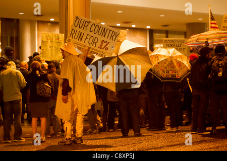 Occupare manifestanti di Seattle dimostrano al Sheraton Hotel, Seattle, Washington dove JP Morgan Chase CEO Jamie Dimon sta parlando alla Washington University di Foster School of Business Event Mercoledì 2 Novembre, 2011. Foto Stock