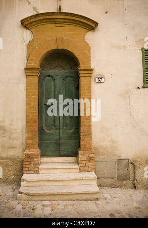 Un charactered casa porta a Vittoria, Le Marche, Italia Foto Stock