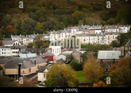 Una vista generale di case e negozi nella città di Bangor Gwynedd, North Wales UK Foto Stock