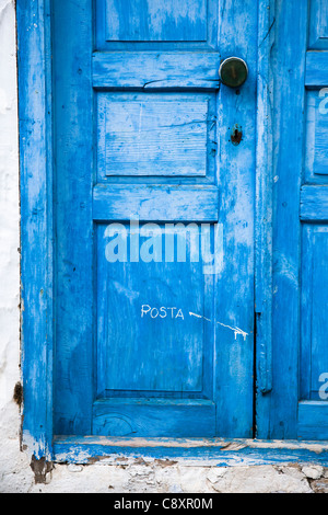 Colorate, weathered porta, con interessanti post box, nella città costiera di Kas, Turchia Foto Stock