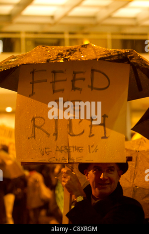 Occupare manifestanti di Seattle dimostrano al Sheraton Hotel, Seattle, Washington dove JP Morgan Chase CEO Jamie Dimon sta parlando alla Washington University di Foster School of Business Event Mercoledì 2 Novembre, 2011. Foto Stock