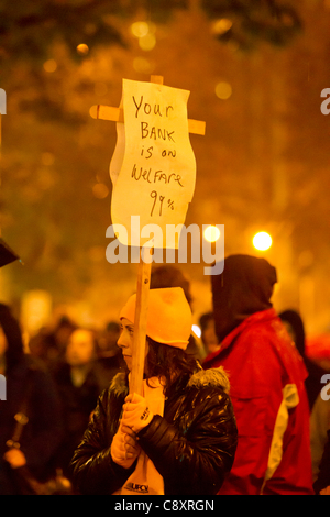 Occupare manifestanti di Seattle dimostrano al Sheraton Hotel, Seattle, Washington dove JP Morgan Chase CEO Jamie Dimon sta parlando alla Washington University di Foster School of Business Event Mercoledì 2 Novembre, 2011. Foto Stock