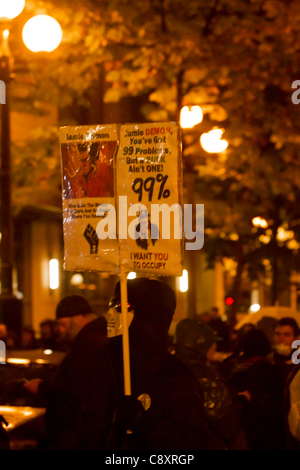 Occupare manifestanti di Seattle dimostrano al Sheraton Hotel, Seattle, Washington dove JP Morgan Chase CEO Jamie Dimon sta parlando alla Washington University di Foster School of Business Event Mercoledì 2 Novembre, 2011. Foto Stock