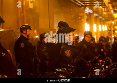 Seattle funzionari di polizia di guardia come voce di occupare i manifestanti di Seattle dimostrano al Sheraton Hotel, Seattle, Washington dove JP Morgan Chase CEO Jamie Dimon sta parlando alla Washington University di Foster School of Business Event Foto Stock