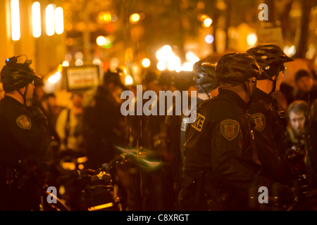 Seattle funzionari di polizia di guardia come voce di occupare i manifestanti di Seattle dimostrano al Sheraton Hotel, Seattle, Washington dove JP Morgan Chase CEO Jamie Dimon sta parlando alla Washington University di Foster School of Business Event Foto Stock