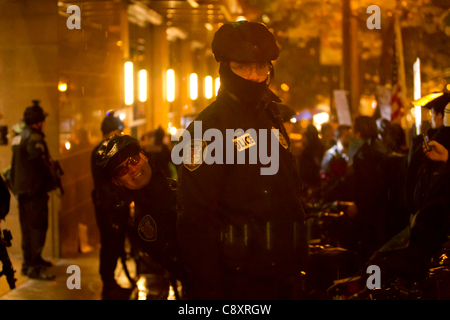 Seattle funzionari di polizia di guardia come voce di occupare i manifestanti di Seattle dimostrano al Sheraton Hotel, Seattle, Washington dove JP Morgan Chase CEO Jamie Dimon sta parlando alla Washington University di Foster School of Business Event Foto Stock