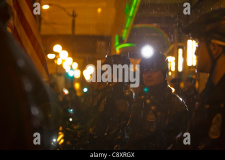 Seattle funzionari di polizia di guardia come voce di occupare i manifestanti di Seattle dimostrano al Sheraton Hotel, Seattle, Washington dove JP Morgan Chase CEO Jamie Dimon sta parlando alla Washington University di Foster School of Business Event Foto Stock