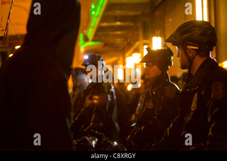 Seattle funzionari di polizia di guardia come voce di occupare i manifestanti di Seattle dimostrano al Sheraton Hotel, Seattle, Washington dove JP Morgan Chase CEO Jamie Dimon sta parlando alla Washington University di Foster School of Business Event Foto Stock