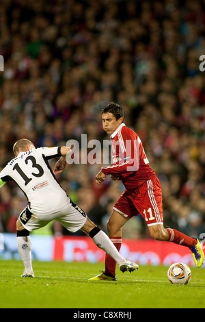 03.11.2011, Londra, Inghilterra. Fulham del centrocampista inglese Danny Murphy (capitano) e a Cracovia il centrocampista argentino Gervasio Nunez in azione durante la UEFA Europa League gruppo partita di calcio tra Fulham v Wisla Cracovia dalla Polonia, suonato a Craven Cottage. Credito: ActionPlus Foto Stock