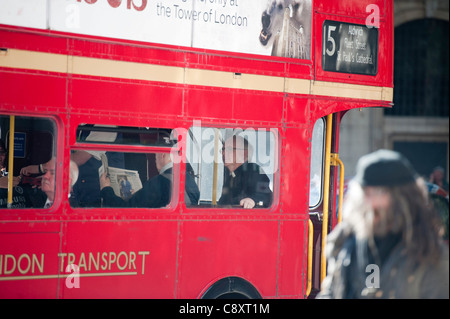 Vicario in autobus numero 15 in The Strand Londra Foto Stock