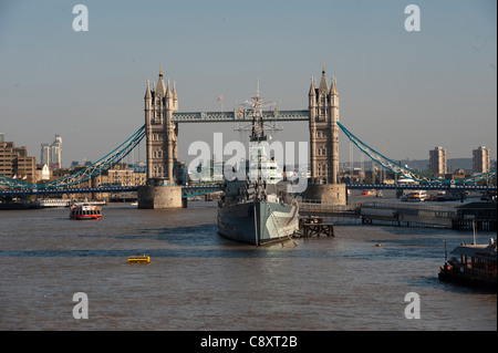 HMS Belfast nella parte anteriore del Ponte della Torre di Londra Foto Stock