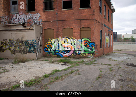 Graffiti su edificio vacante Detroit Michigan STATI UNITI Foto Stock