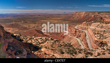 Moki Dugway (autostrada 261) tornanti a Cedar Mesa, oltre la Valle degli Dèi, porta le orecchie monumento nazionale, Utah, Stati Uniti d'America Foto Stock