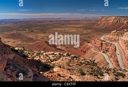 Moki Dugway (autostrada 261) tornanti a Cedar Mesa, oltre la Valle degli Dèi, porta le orecchie monumento nazionale, Utah, Stati Uniti d'America Foto Stock