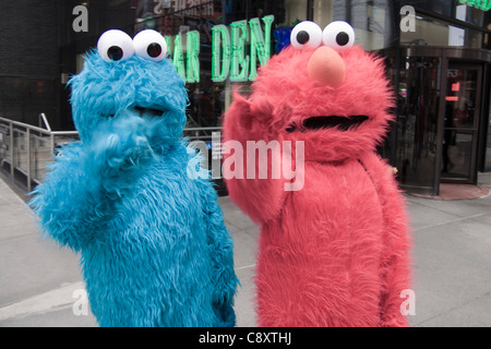 Il Cookie Monster e Elmo in Times Square a New York City, America. Foto Stock