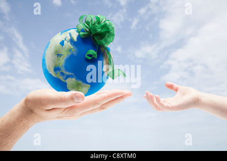 Stati Uniti d'America, Illinois, Metamora, globo con arco sulla mano d'uomo contro sky Foto Stock