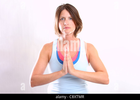 Una donna a praticare yoga Foto Stock