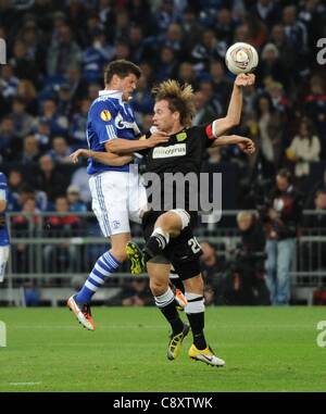 03 11 2011 UEFA Europa League Group stage FC Schalke 04 versus AEK Larnaca Klaas Jan Huntelaar Schalke 04 sfide sinistra Gregor van Dijk Larnaca Foto Stock