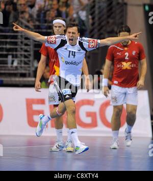 03 11 2011 Pallamano Supercup Berlino, Germania, Germania contro la Danimarca. Patrick Groetzki Germania n. 14 Pallamano squadra nazionale celebra il punteggio in Deutscher Handballbund Supercup Foto Stock