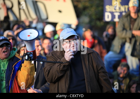 Denver, Colorado - Accademia premiato regista e autore di bestseller Michael Moore affronta una folla di occupare Denver dimostranti al Parco della Città di Denver Giovedì 03 Novembre, 2011. Moore è a Denver per promuovere il suo ultimo libro intitolato "Qui arriva difficoltà: Storie dalla mia vita". Foto Stock