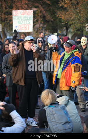 Denver, Colorado - Accademia premiato regista e autore di bestseller Michael Moore affronta una folla di occupare Denver dimostranti al Parco della Città di Denver Giovedì 03 Novembre, 2011. Moore è a Denver per promuovere il suo ultimo libro intitolato "Qui arriva difficoltà: Storie dalla mia vita". Foto Stock