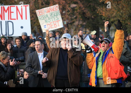 Denver, Colorado - Accademia premiato regista e autore di bestseller Michael Moore affronta una folla di occupare Denver dimostranti al Parco della Città di Denver Giovedì 03 Novembre, 2011. Moore è a Denver per promuovere il suo ultimo libro intitolato "Qui arriva difficoltà: Storie dalla mia vita". Foto Stock