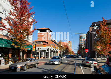 Negozi, bar e ristoranti sul presidente Clinton Avenue nel fiume Quartiere del Mercato nel centro di Little Rock, Arkansas, STATI UNITI D'AMERICA Foto Stock