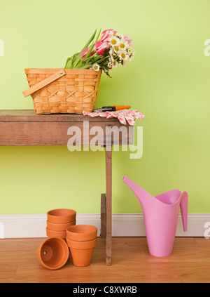 Stati Uniti d'America, Illinois, Metamora, fiori selvatici in cesto sul tavolo Foto Stock