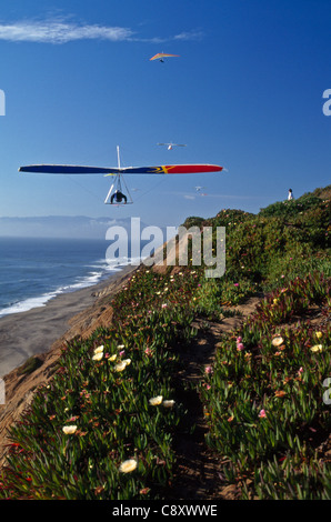 Il deltaplano sopra le scogliere di Fort Funston, San Francisco, California Foto Stock