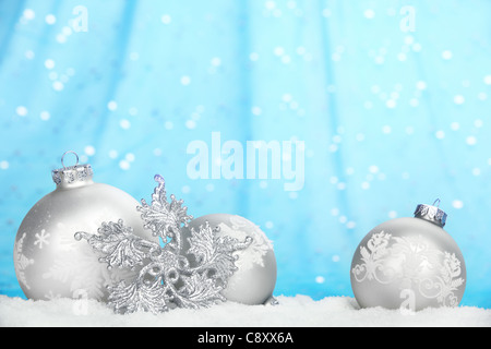 Palle di Natale con il simbolo del fiocco di neve su abstract sfondo luminoso. Foto Stock