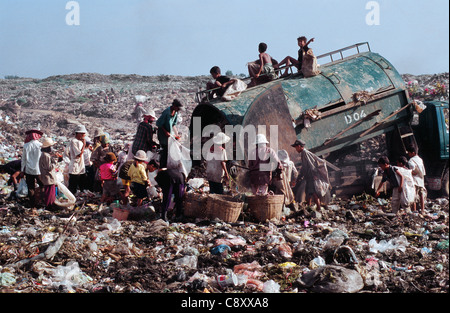 Bambino operai lavorano su Stung Meanchey municipal discarica a Phnom Penh in Cambogia. Foto Stock